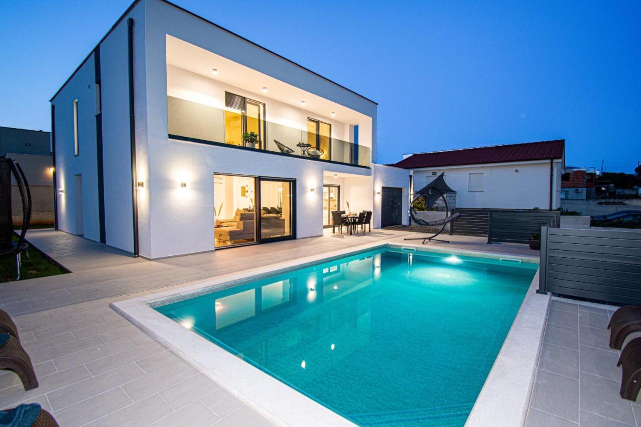 Mina With A Private Pool In Villa Pula